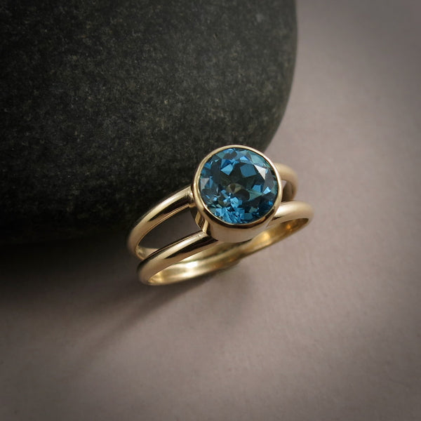 Swiss blue topaz ring in 14K Gold Size - 8