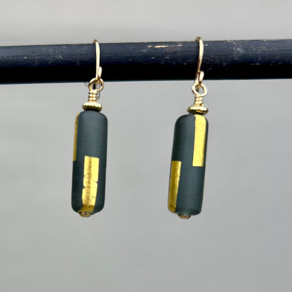 Gold line earrings - Black