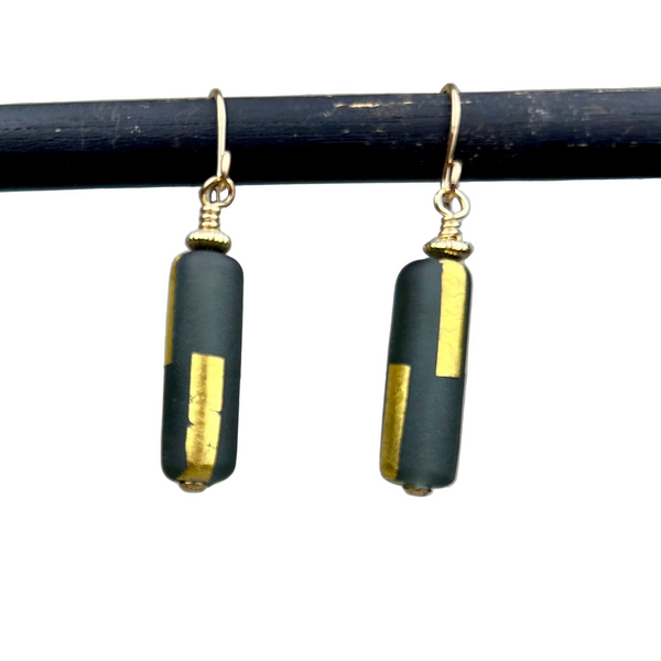 Gold line earrings - Black