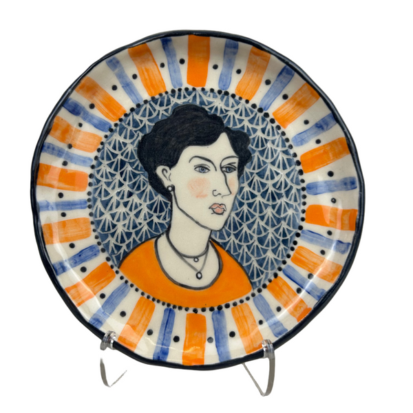 Sculpted head and accompanying plate with stand