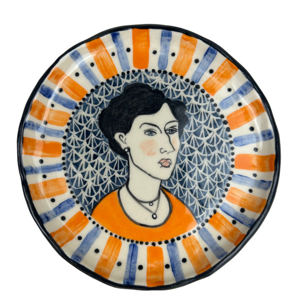 Sculpted head and accompanying plate with stand