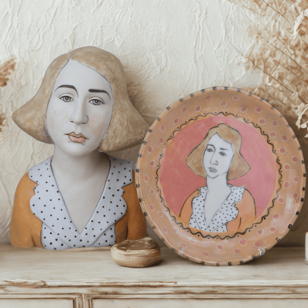 Head #4 and accompanying plate with stand