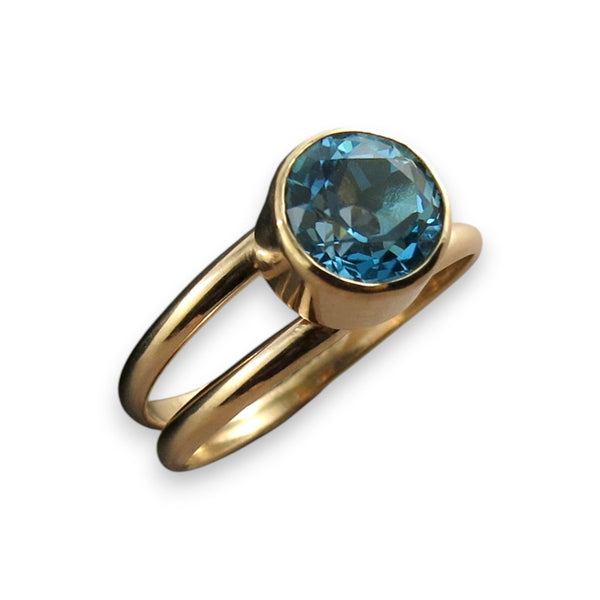Swiss blue topaz ring in 14K Gold Size - 8