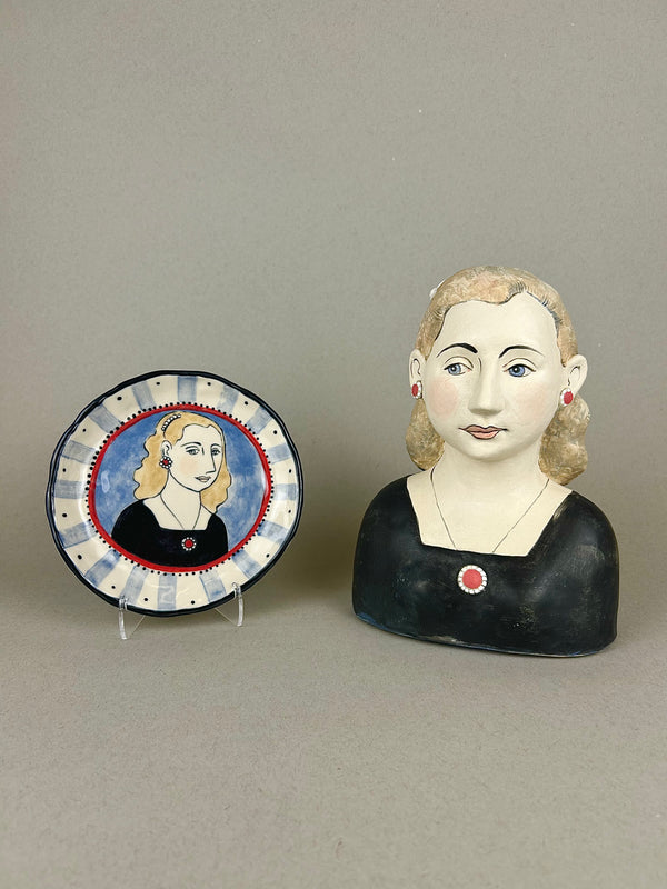 Sculpted Bust Pinch Plate Black dress
