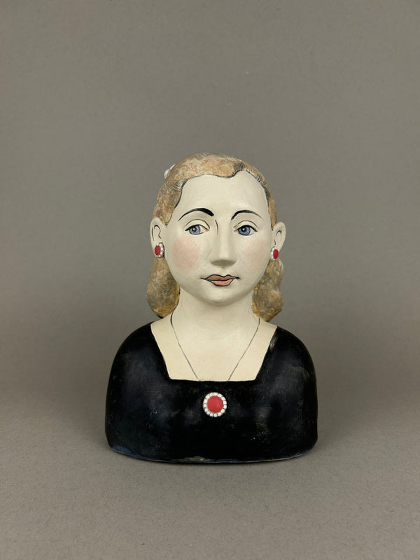Sculpted Bust Pinch Plate Black dress