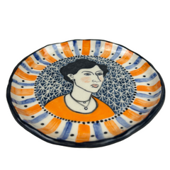 Sculpted head and accompanying plate with stand